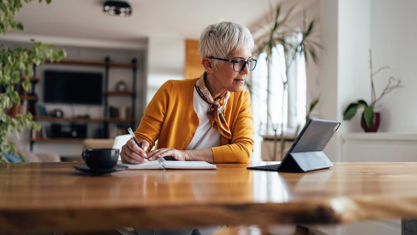 ondernemer noteert tips voor het aangaan van een zakelijke lening
