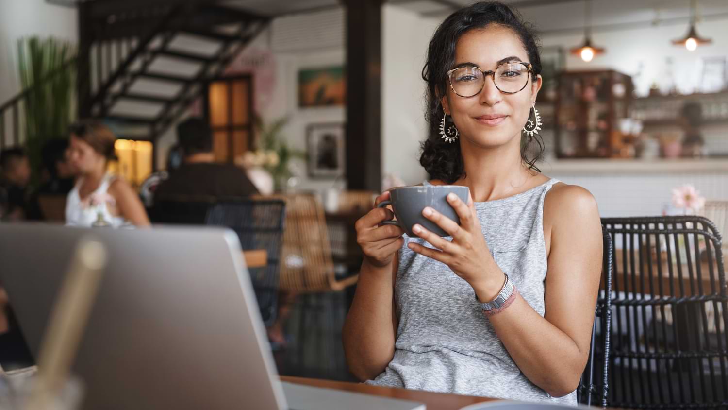 vrouw gaat uitdagingen aan bij een groeiend bedriif