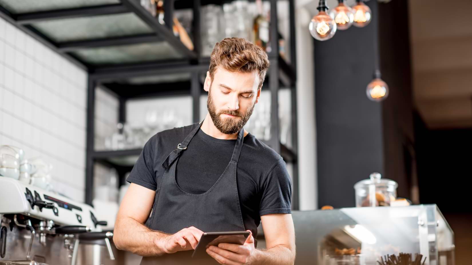ondernemer bekijkt de kenmerken van de zakelijke lening op zijn ipad