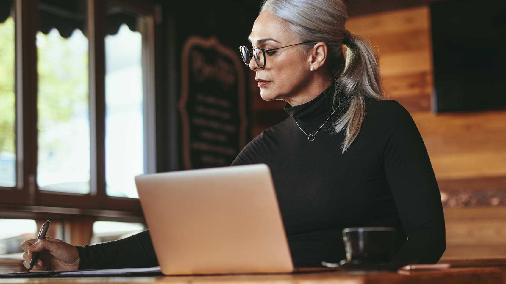 vrouw bekijkt de factoren en hoogte van de zakelijke lening