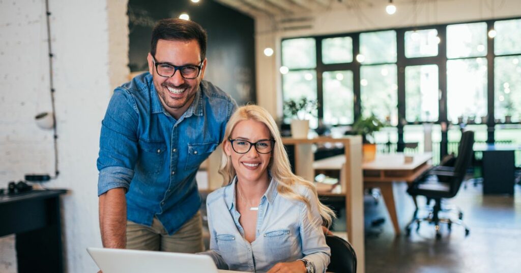 vrouw en man zijn op zoek naar een financiering van hun autobedrijf