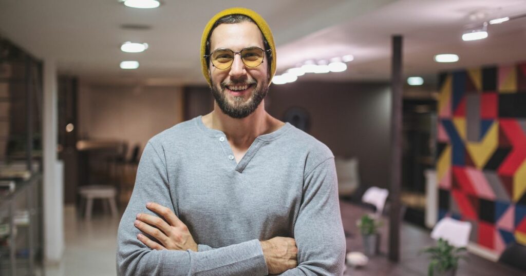 man bekijkt de 12 renen om zijn autobedrijf te financieren